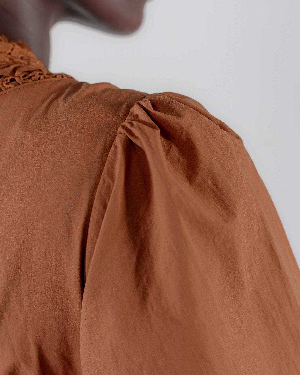 Robe Longue Caramel Brodée — Dentelle & Ceinture Smockée Style Bohème
