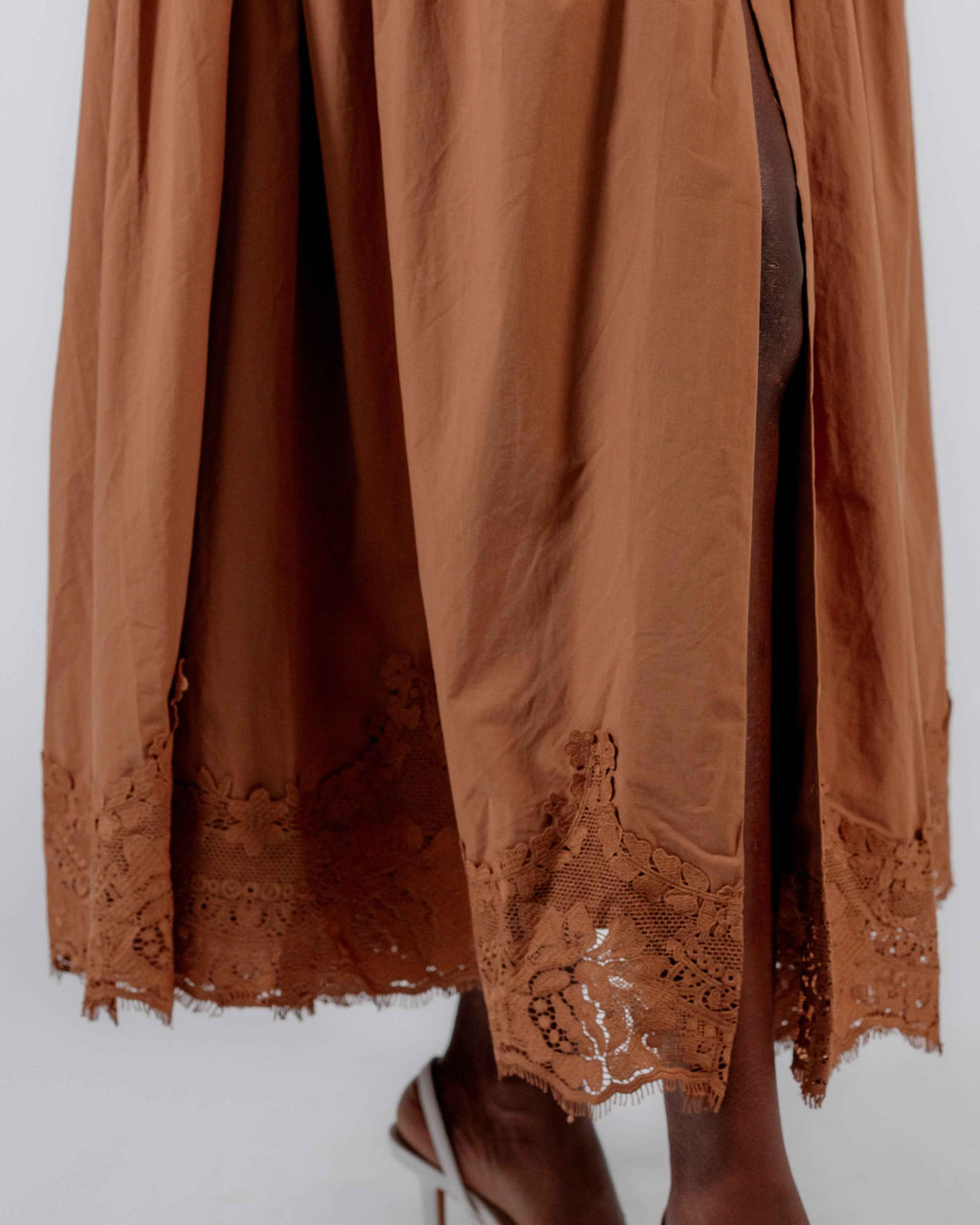 Robe Longue Caramel Brodée — Dentelle & Ceinture Smockée Style Bohème